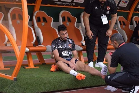 أكرم توفيق يخرج من تشكيل الأهلي للإصابة قبل مواجهة ستاد أبيدجان